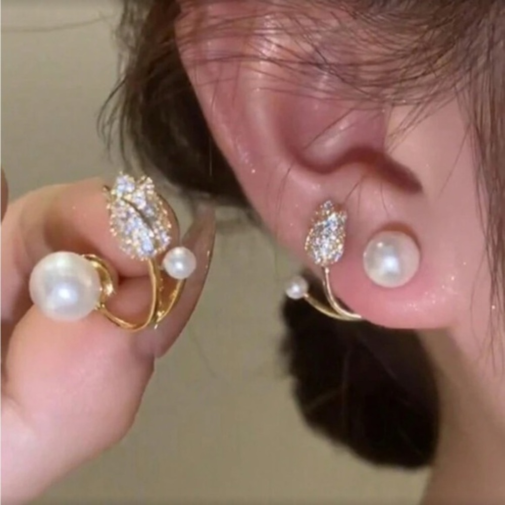 ✨NEW Elegant Gold tone and Pearl Flower petal Hypoallergenic Earrings